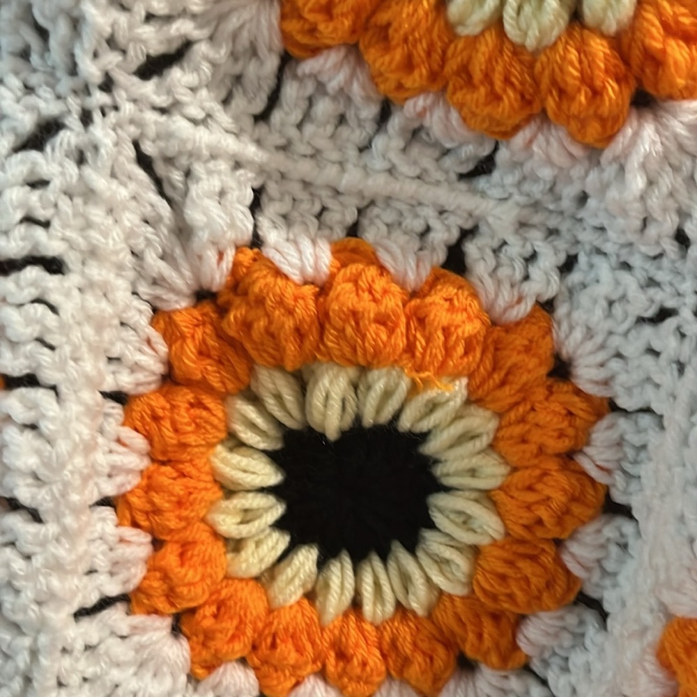 🛍️ 2475 NWOT Sunburst Flower Baby Afghan - Picture 3 of 4
